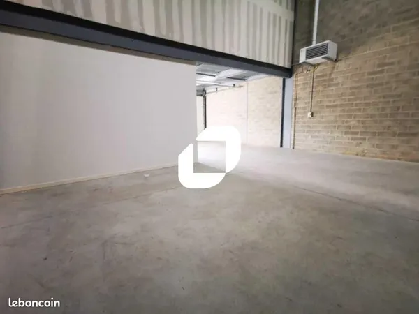 Local d'activité 210 m²
