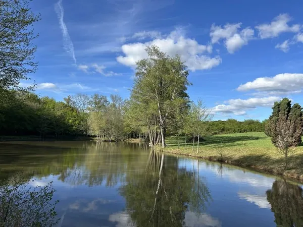 Lac de pêche avec tous les droits de pêche