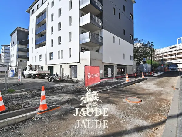BAISSE DE PRIX ! Local NEUF à louer de 45m2 + 1 GARAGE de