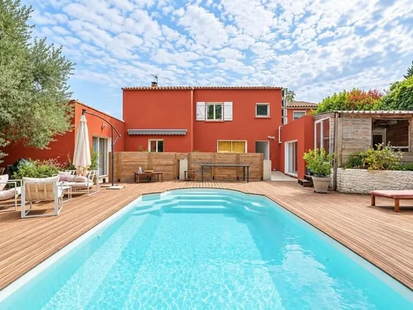 PLAISSAN (34230)  ENSEMBLE IMMOBILIER  5 APPARTEMENTS  TERRAIN 1 055 M²  PISCINE  POTENTIEL LOC