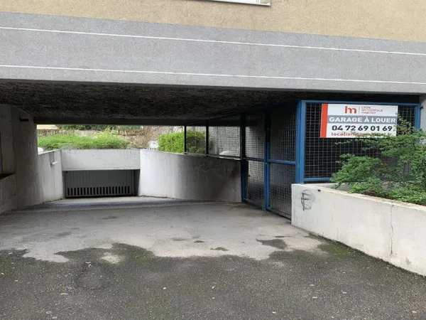 CASE DE PARKING PROTEGEE LYON 03