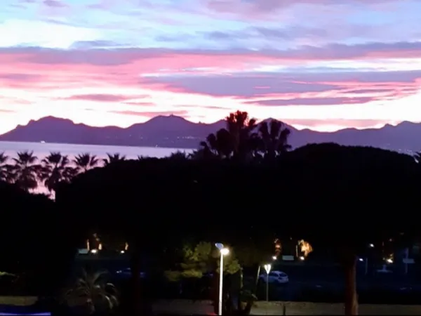 CANNES CROISETTE T3 DE 87M2 TERRASSE 18M2 SUD VUE MER BOX