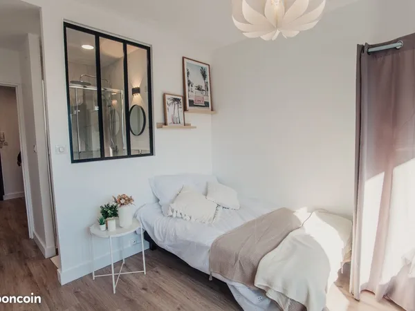 Chambre avec salle de bain privée à Fontenay le Fleury