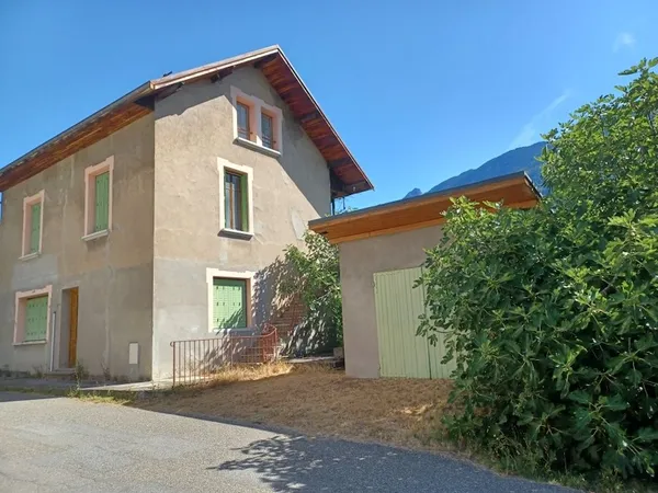 NOUVEAU PRIX ! SAINT REMY DE MAURIENNE Maison individuelle à rénover entièrement sur agréable terrai
