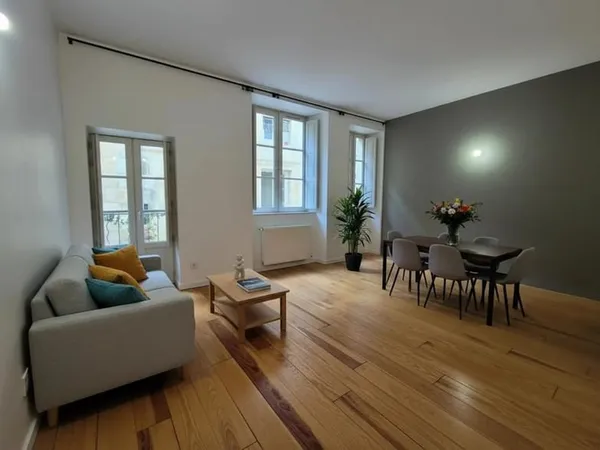 BORDEAUX  APPARTEMENT T3 - 74 M² - PATIO AU COEUR DE L'APPARTEMENT