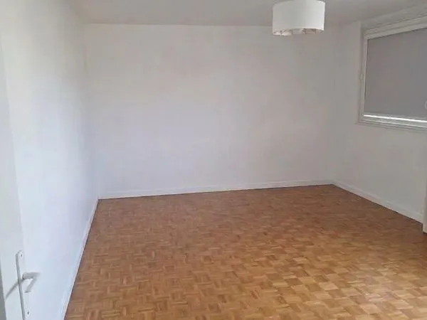 Courbevoie, La Défense (ligne 1 à 200 m) : 61 m², 8e étage, vue dégagée, cave