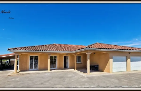Maison à vendre Plain Pied 5 pièces, 4 chambres, environ 135 m² BAGE LA VILLE (01) terrain 867 m² cl