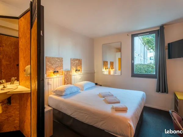 Chambre avec salle d'eau privative - Tram aéroport Bordeaux/Mérignac