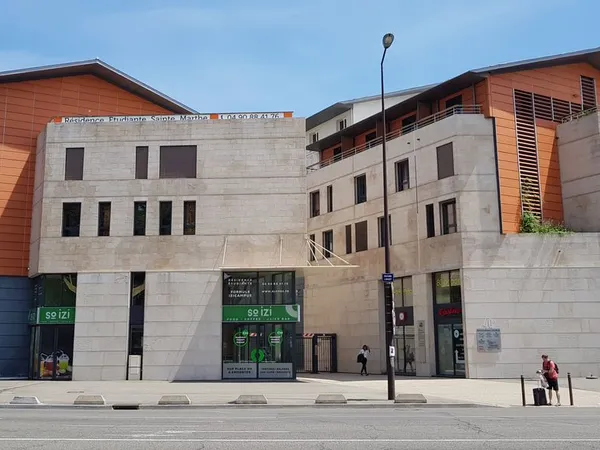 Local de stockage et reserve securisés face rempart et universités à Saint Lazare