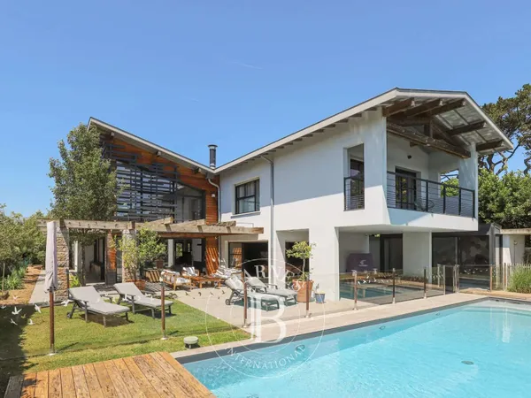 Maison 10 pièces 330 m²