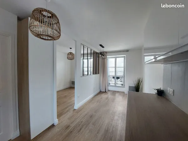 F1 bis, de 25 m², avec coin nuit séparé, entièrement rénové, prestations de qualité, au centre de Ne