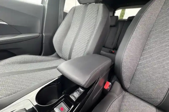 Peugeot 2008 hybrid 136 e-dcs6 — photo 25