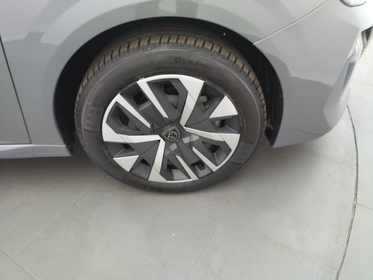 Peugeot 208 hybrid 100 e-dcs6 premium — photo 25