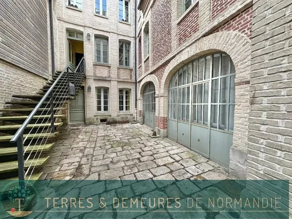 Studio de 36m² au rez-de-chaussée sur cours Immeuble en brique