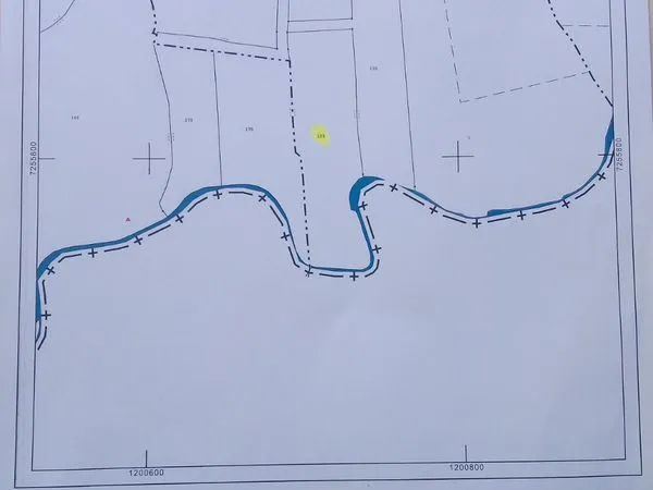 Terrain avec rivière