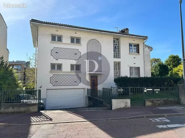 Maison 8 pièces 323 m²