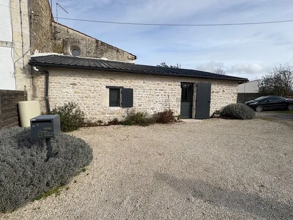 DEPENDANCE / LOCAL 37 m2 - PARKING - VERGEROUX