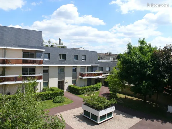 Chantilly centre, appartement 2 chambres de 63 M2 avec parking double en sous-sol, à environ 8 minut