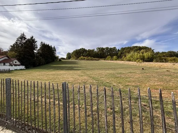 Terrain à bâtir de 1451 m² à BELLERIVE-SUR-ALLIER (03)