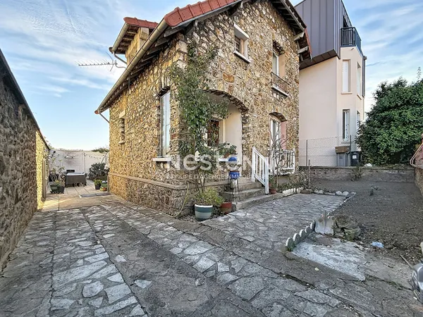ISSY LES MOULINEAUX - Vente d'une maison en meulière avec jardin
