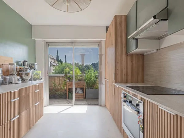 ANTIBES FONTMERLE Appartement 3 pièces traversant avec deu