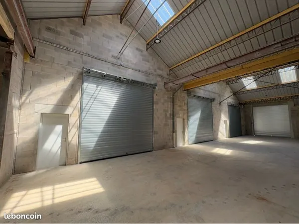Entrepôt 160m2 + 40m2 mezzanine