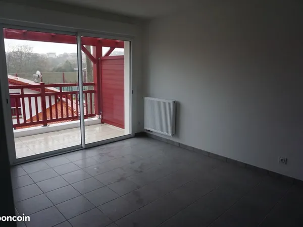 À louer - Saint-Jean-de-Luz, quartier Polyclinique - T2 récent de 33 m² avec terrasse et parking