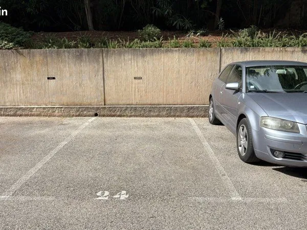 Parking clos dans copropriété bien clôturé