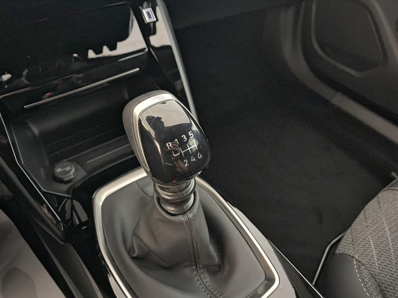 Peugeot 2008 turbo 100 ch bvm6 allure — photo 15