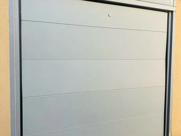 Garage 25m2 à louer - porte sectionnelle - quartier sud