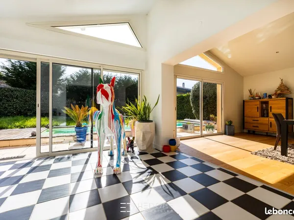 Maison 6 pièces - 256 m² - Piscine et grand jardin