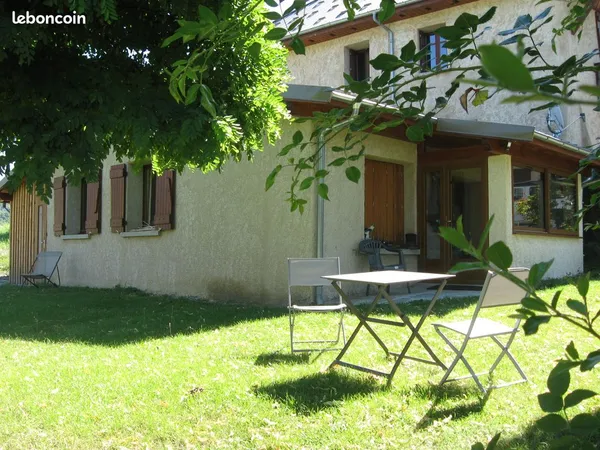 Loue à l'année petite maison de plain pieds 68 m² avec jardin