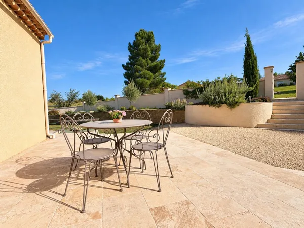 Vaste maison contemporaine avec vue dégagée