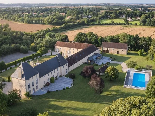 Vends manoir - 2200 m² - 30 pièces, 16 chambres - Falaise 14700