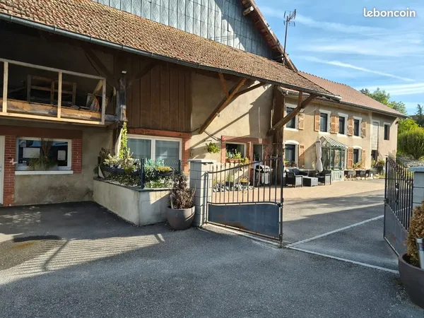 Maison, local commercial et grange