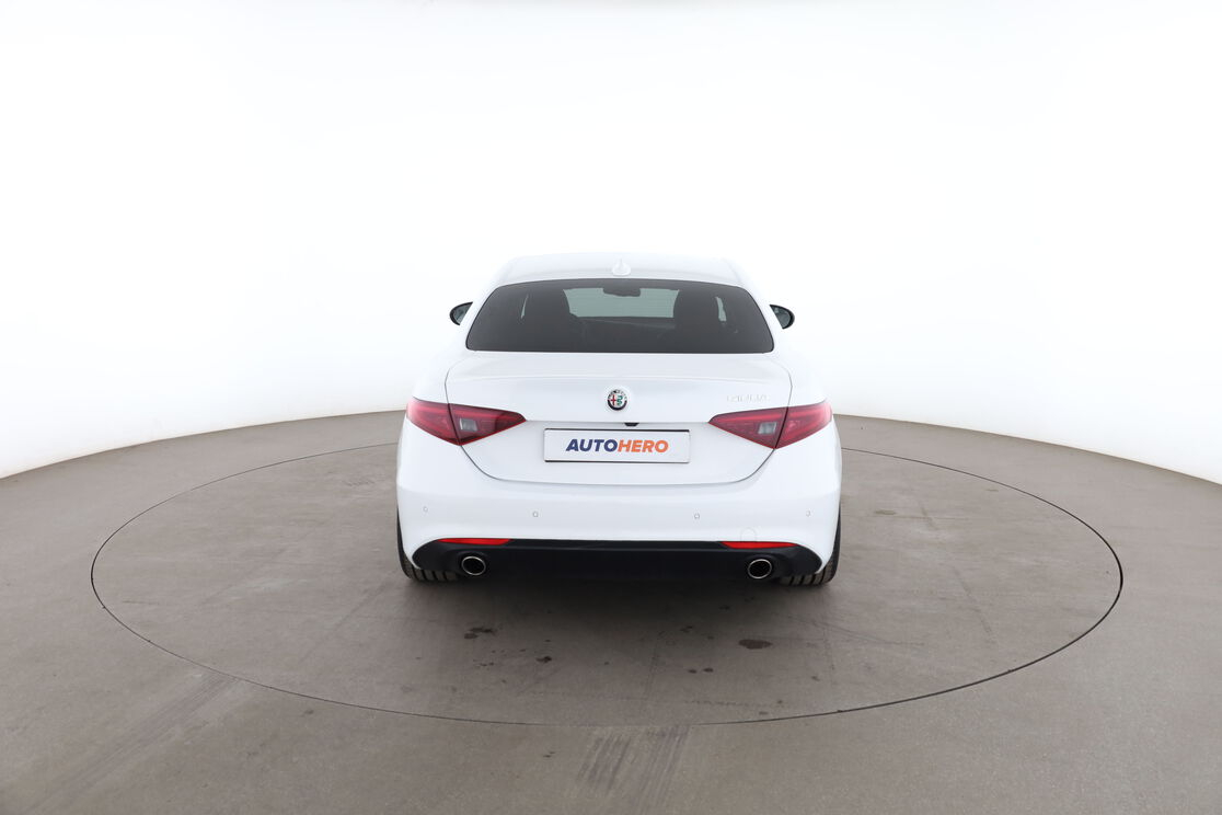 Alfa Romeo Giulia 2.2 Lusso AT8 — photo 4