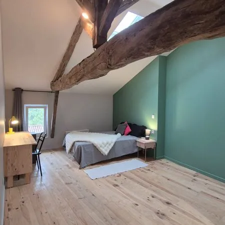 Grande chambre avec salle de bain privative