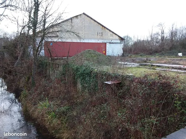 Local 1000 m² LES EGLISOTTES ET CHALAURES