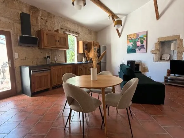 Maison de village en pierre à Aigues-Vives - charme, volumes et potentiel