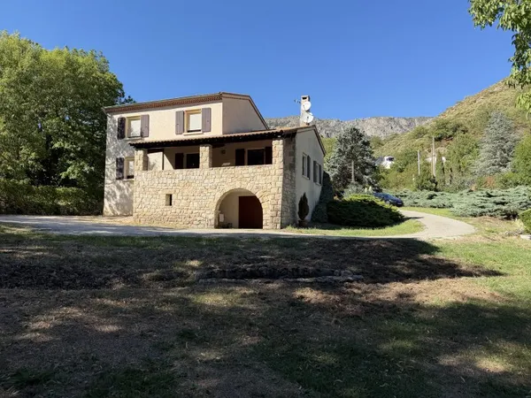 Vends maison sur magnifique terrain