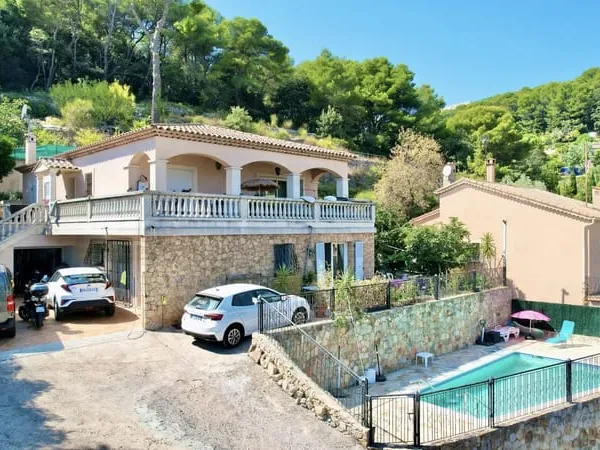 Maison d'exception vue mer de 250 m2 à Vallauris, sur terrain de 1500 m² avec possibilité d'extensio