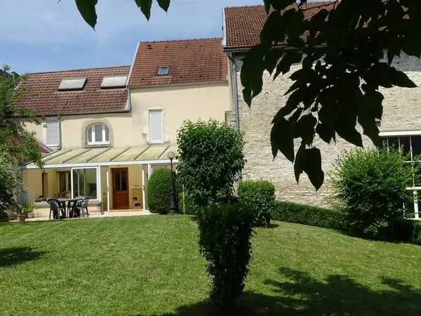 Maison avec jardin et dépendances, à deux pas du centre-ville