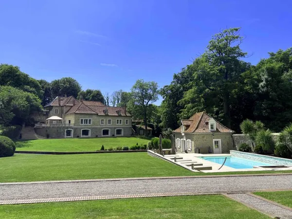 Belle demeure ancienne sur un parc de 7 500m2 avec dépendance et piscine.