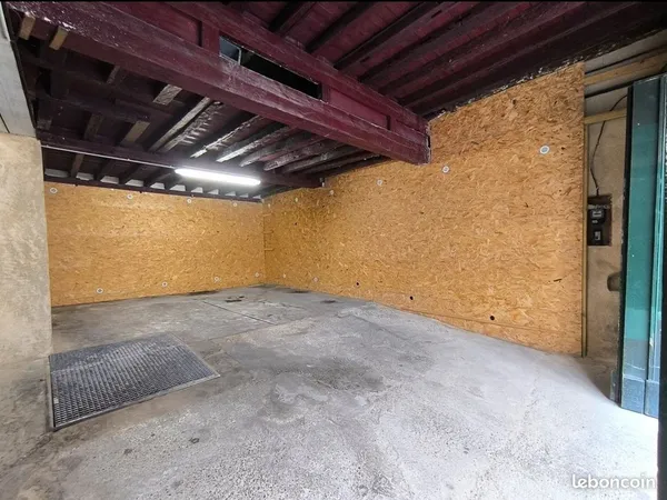 GARAGE dans le CENTRE HISTORIQUE