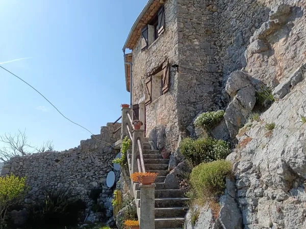 COURSEGOULES, très belle bergerie 3/4P avec jardins et grange