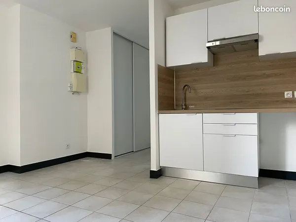 Studio rénové à neuf de 21 m² avec terrasse privative - Centre-ville de La Roche-Chalais