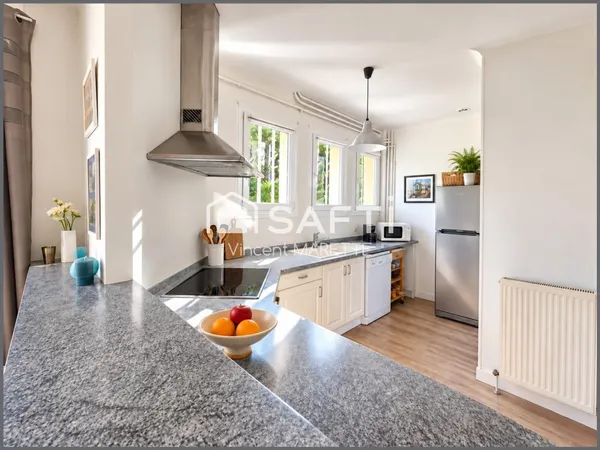 Quatre chambres, un grand jardin arboré et une terrasse de 80 m² : une maison où la vie de famille p