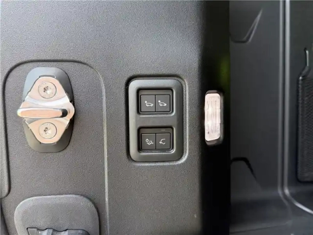Land Rover Defender 110 d240 bva8 — photo 7