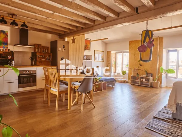 T3 traversant esprit loft au dernier étage d'un bel immeuble pierre
