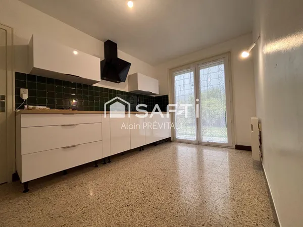 Maison idéalement située disposant d'un grand terrain plat et clôturé